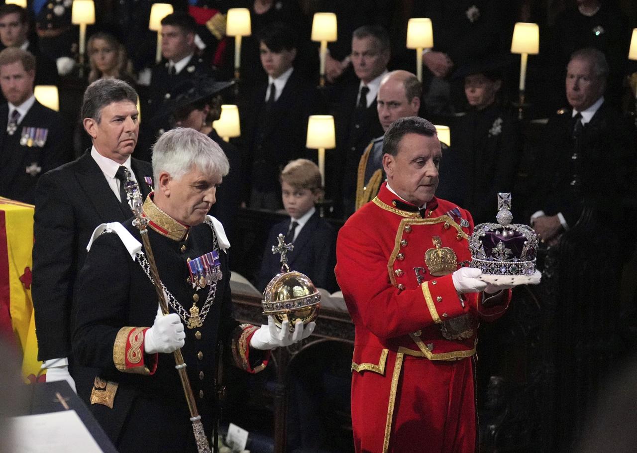 皇冠、寶珠和權杖被放置到壇上。(AP)
