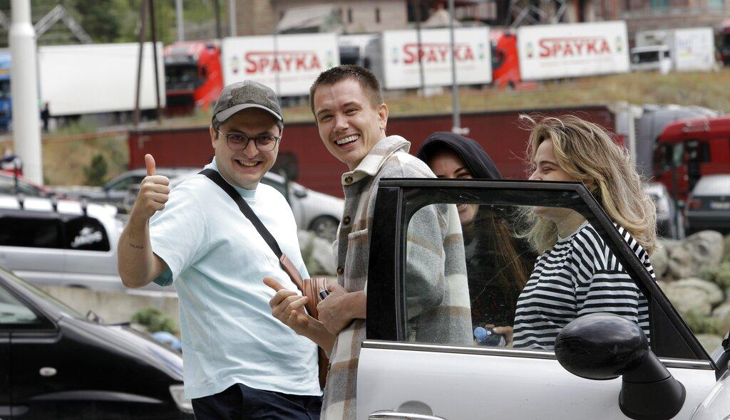 俄羅斯民眾逃往格魯吉亞。(美聯社)