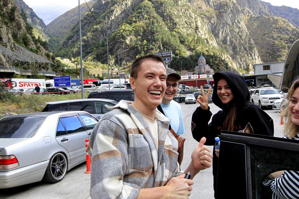 俄羅斯民眾逃往格魯吉亞。(美聯社)