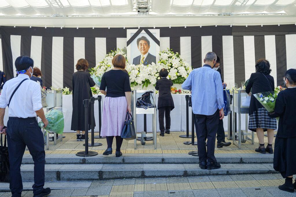 民眾獻花致祭。(美聯社)