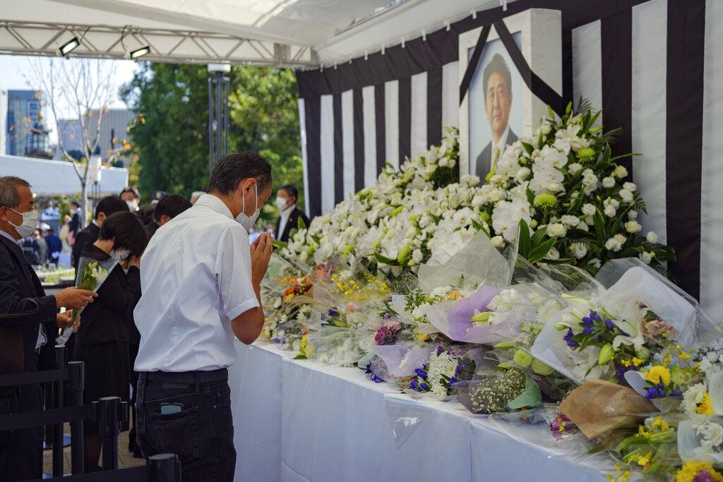 民眾致祭。(美聯社)