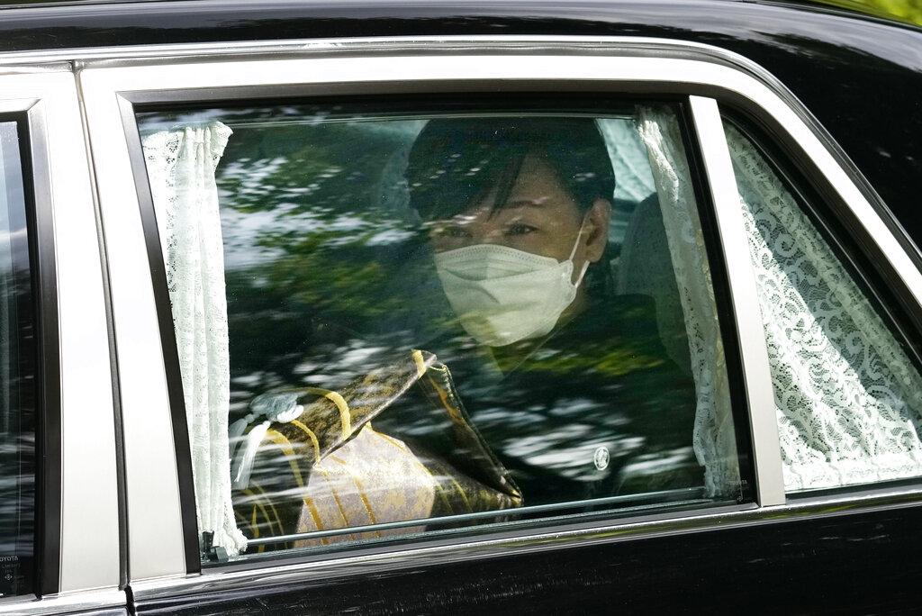 安倍昭惠護送安倍骨灰。(美聯社)