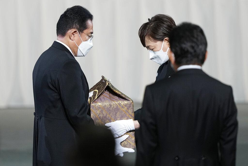 岸田文雄從安倍昭惠手上接過安倍骨灰。(美聯社)