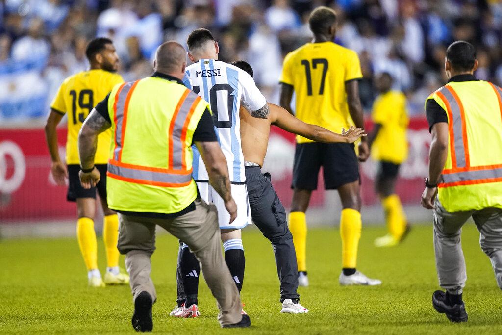 保安上前制伏男子。(美聯社)