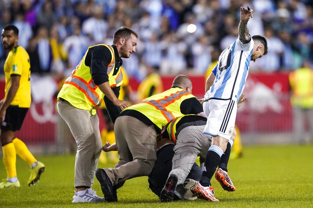 保安未等美斯簽完名已將男子制伏,還差點撞跌美斯。(美聯社)