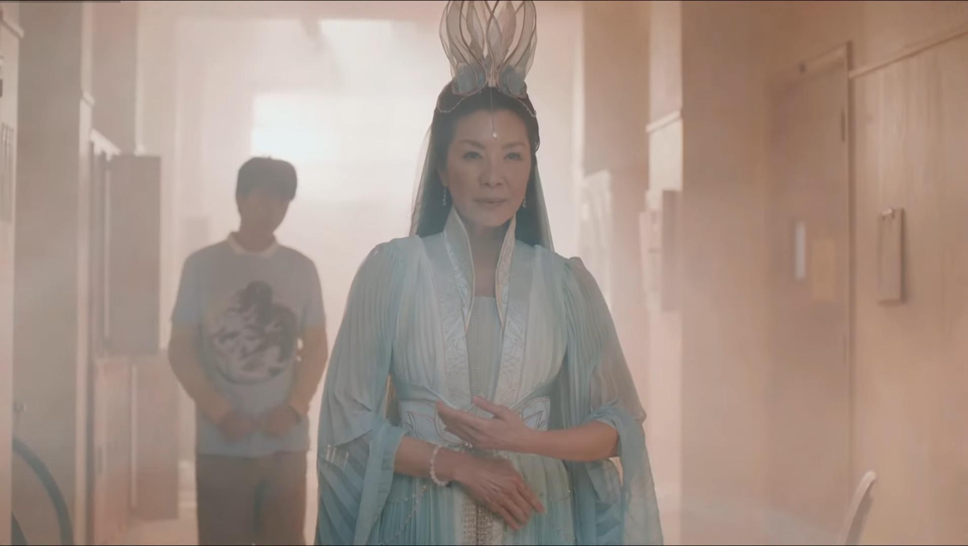 在電影《奇異女俠玩救宇宙》玩盡百變造型的楊紫瓊,在《American Born Chinese》化身觀音娘娘。