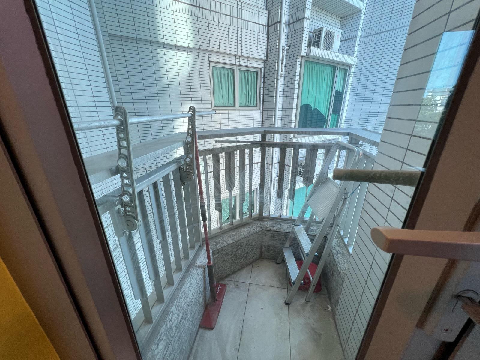 除露台外,單位亦附有一個小小的工作平台。