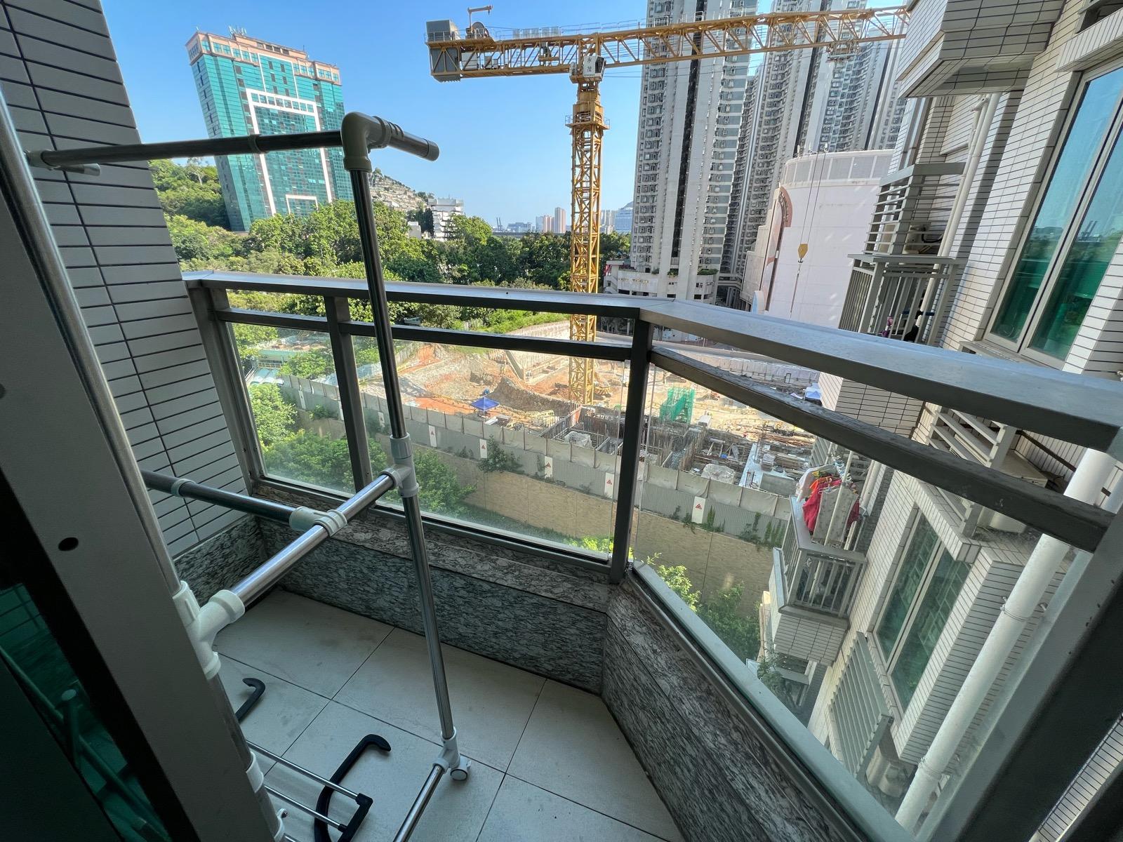 客廳外接露台,方便晾曬衣物。