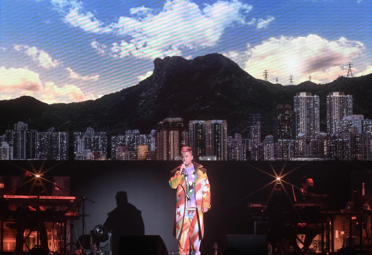 由澳門來香港發展歌唱事業,小肥慢慢紮根香港。