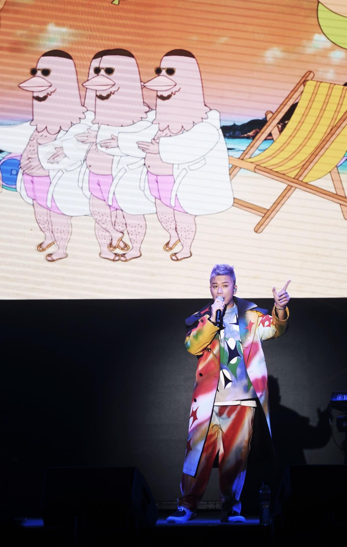 小肥在卡通版「大肚腩雞」背景下演唱。