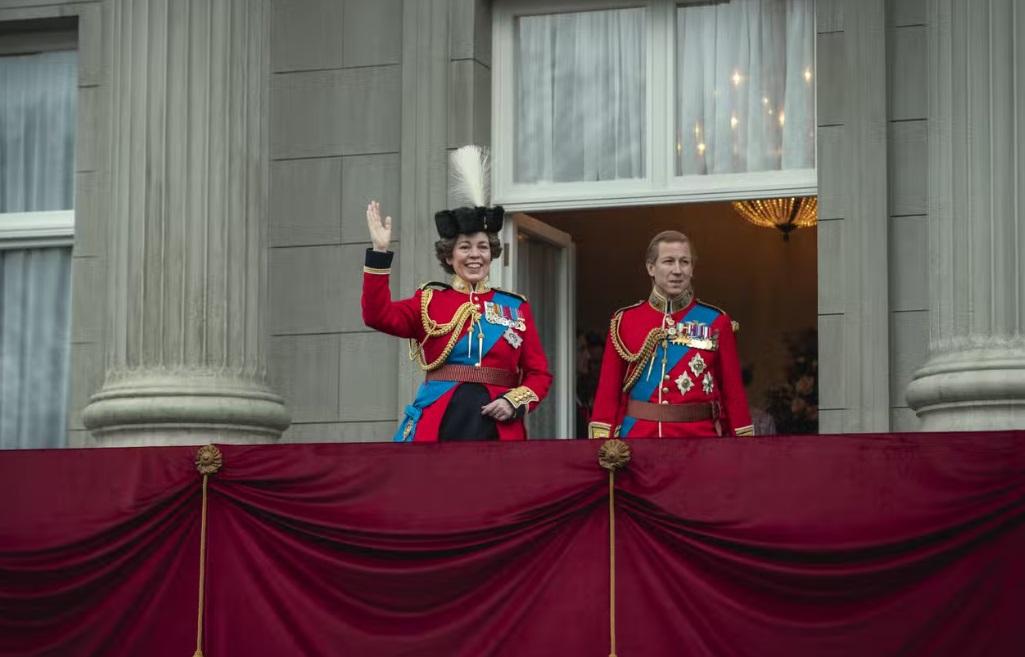 金像影后Olivia Colman則在《王冠》中扮演中年時期的英女王。