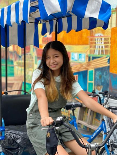 當年的Celine妹妹已長大不少,稚氣味盡退,散發美少女氣息。(IG圖片)