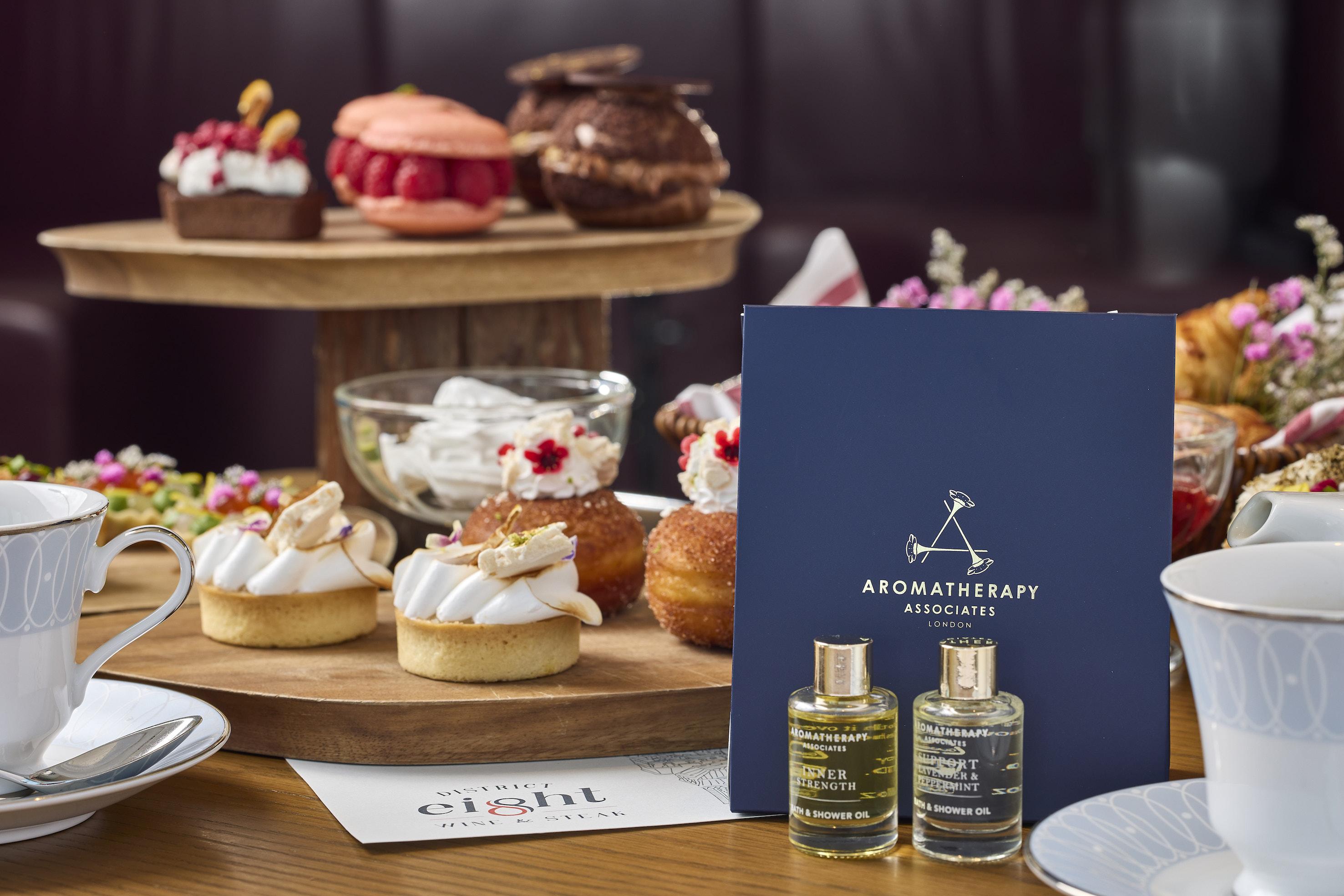 每兩位顧客可獲贈Aromatherapy Associates沐浴油體驗套裝乙份。