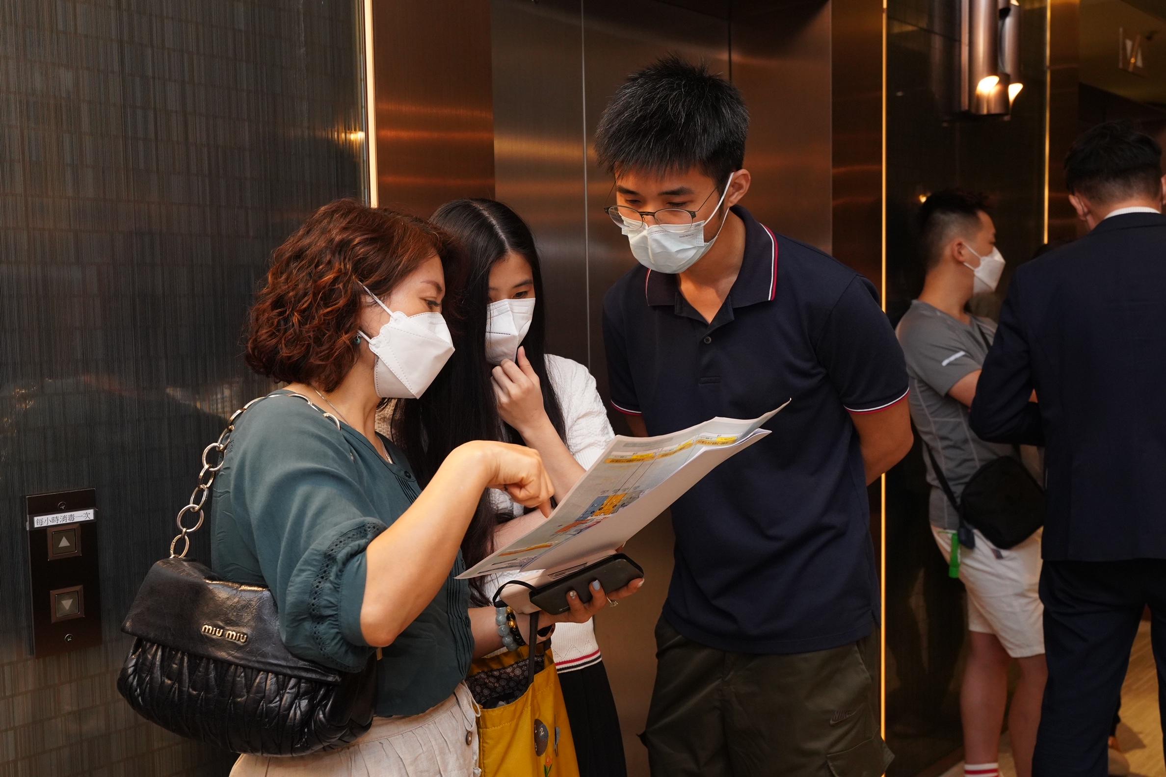 恒地粉嶺北新盤ONE INNOVALE-Bellevue,今日進行首輪開賣,現場氣氛熱鬧。