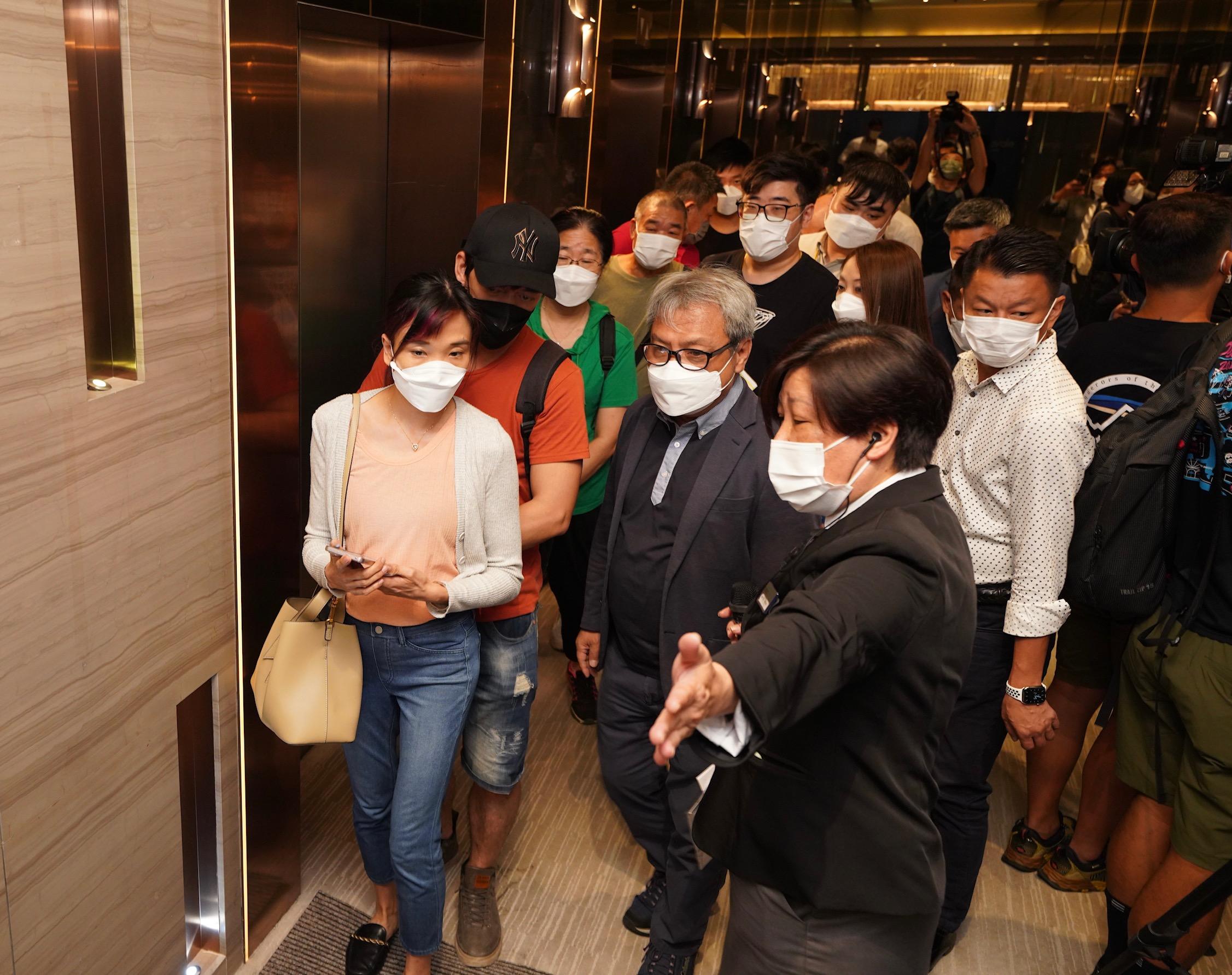 恒地粉嶺北新盤ONE INNOVALE-Bellevue,今日進行首輪開賣,現場氣氛熱鬧。