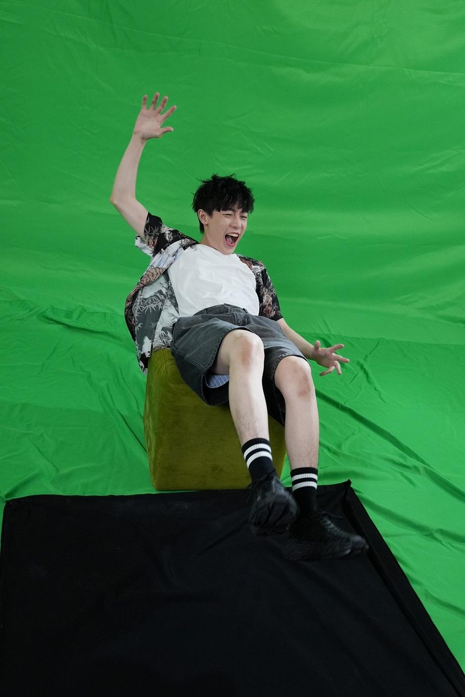 為配合天馬行空的歌詞,Ben與在綠幕前拍MV,幻想與CG動漫角色互動。