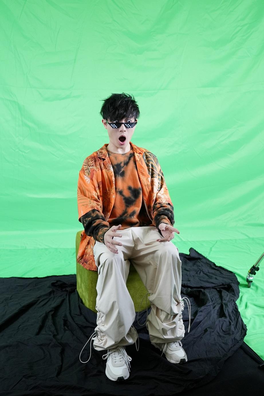 為配合天馬行空的歌詞,Ben與在綠幕前拍MV,幻想與CG動漫角色互動。