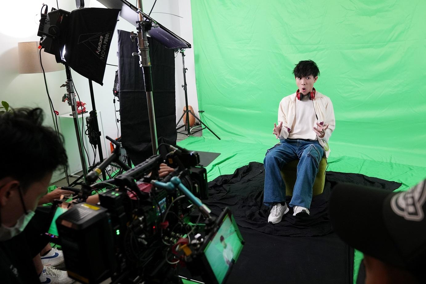 為配合天馬行空的歌詞,Ben與在綠幕前拍MV,幻想與CG動漫角色互動。