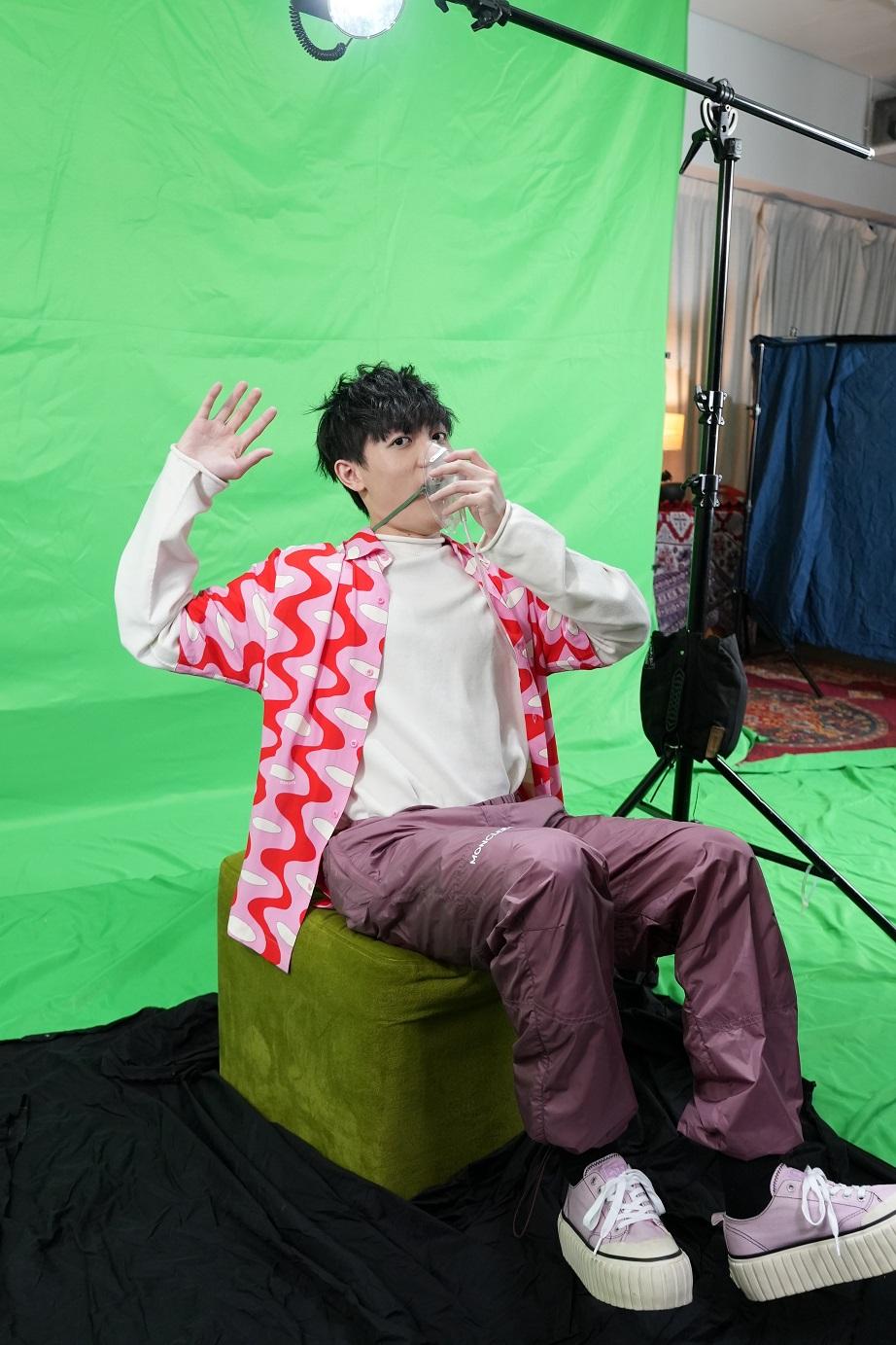 為配合天馬行空的歌詞,Ben與在綠幕前拍MV,幻想與CG動漫角色互動。