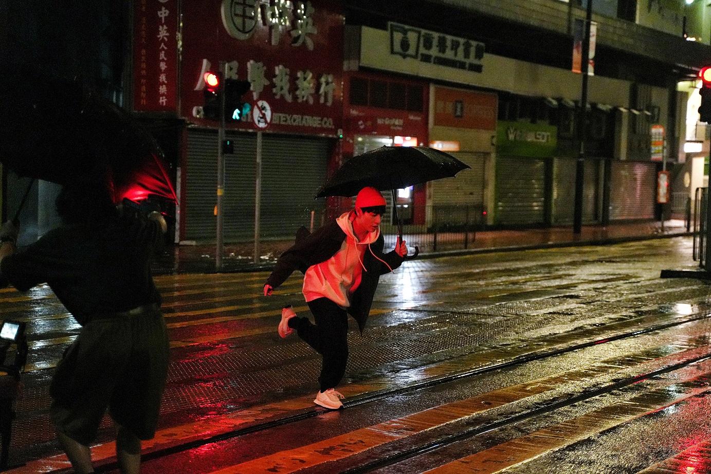 Ben以12個不同造型拍MV,更要冒雨走到大街小巷跳舞。