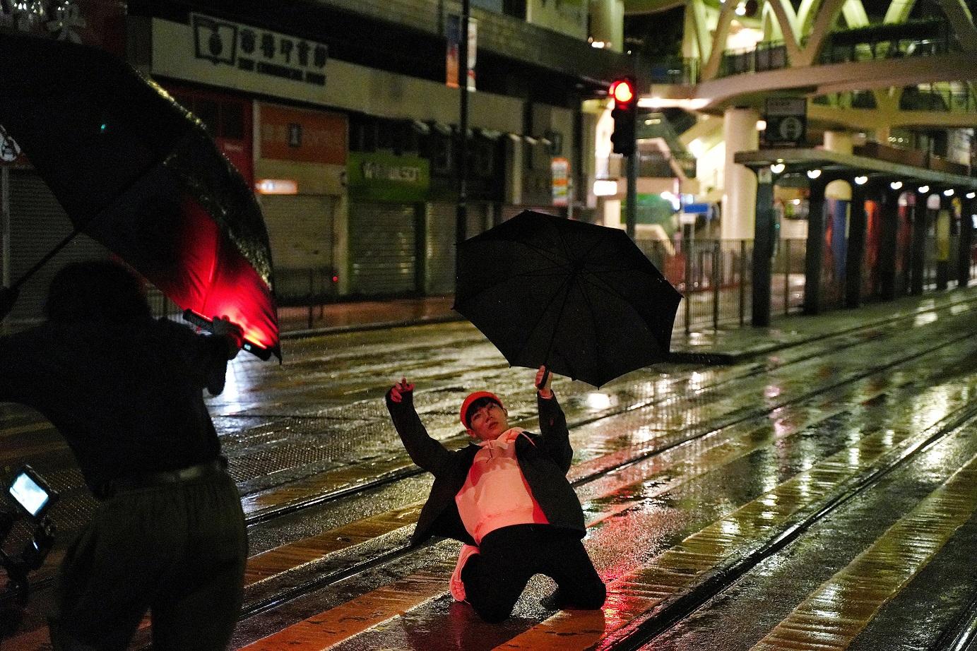 趙祥誠為拍《我在每個宇宙都》MV冒雨在街頭跳舞。
