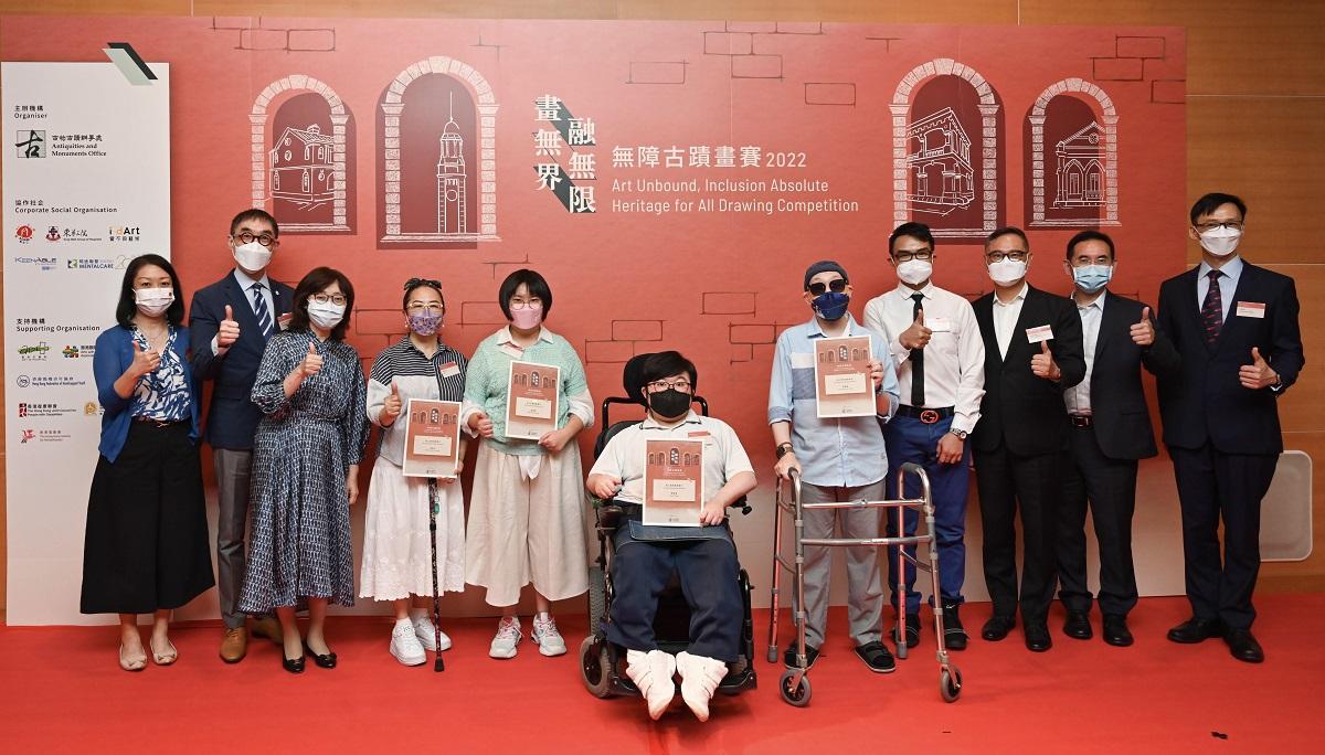 甯漢豪(左三)、蘇彰德(左二)和其他出席官員,在頒獎典禮上與5名「網上我最喜愛畫作」得獎者合照。(政府新聞處)