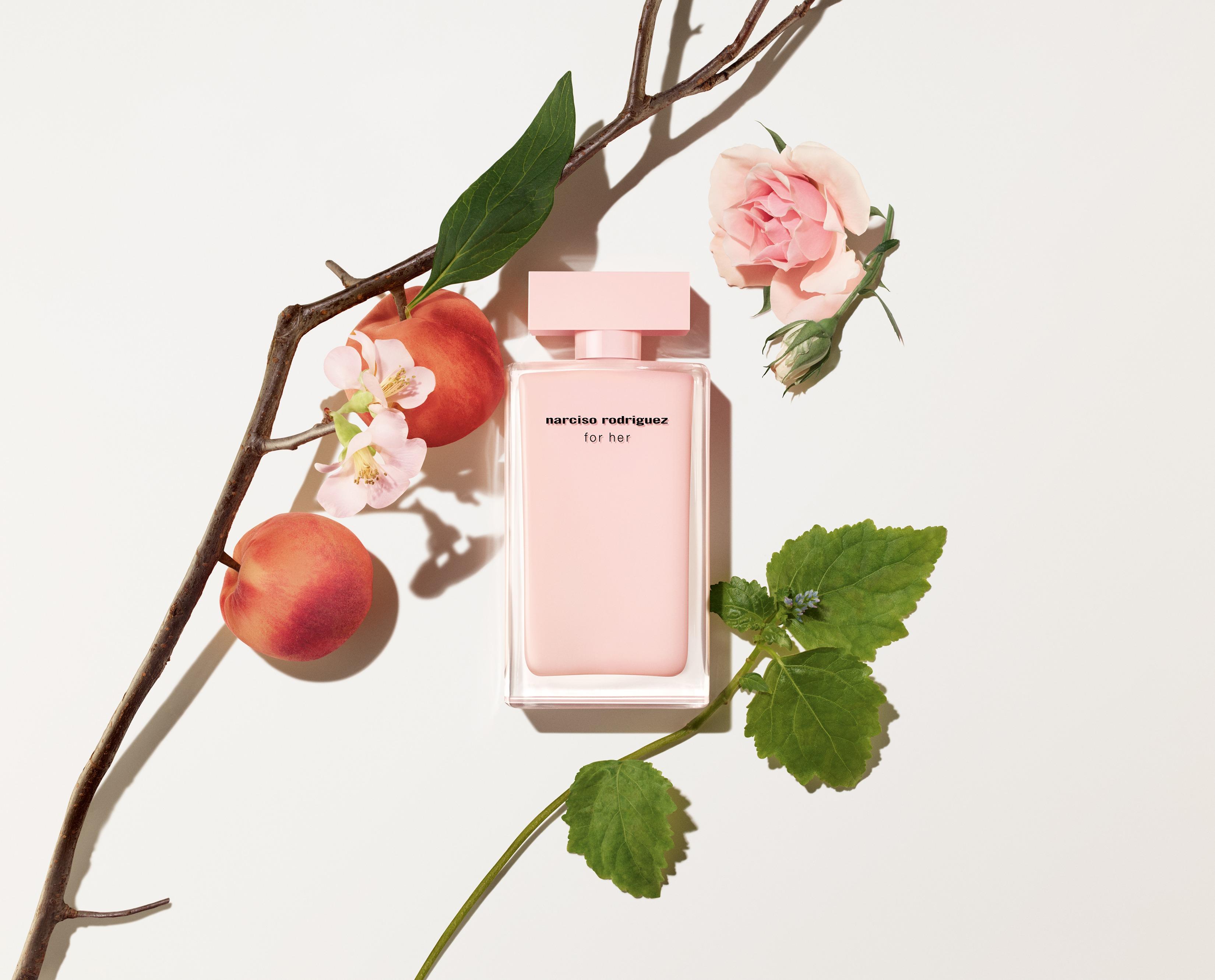 for her 淡香精 $510/30ml、$790/50ml、$1,050/100ml 舒適沉醉的for her淡香精依舊以麝香作香氛的靈魂,加上玫瑰及桃肉的香氣,配上琥珀作調子,迴盪著輕淡的木香,讓女性散發更深邃的感性誘惑。