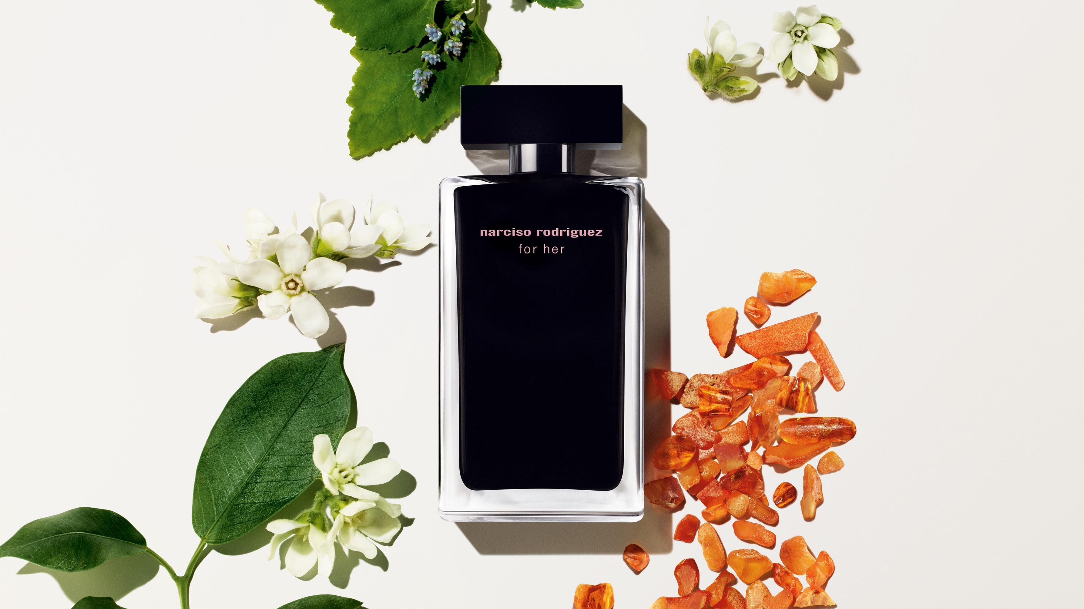 for her 淡香氛 $460/30ml、$690/50ml、$970/100ml 以含蓄白麝香調為起步點,配上桂花及琥珀作調子,迴盪著輕淡的木香,適合纖細而性感的女性。