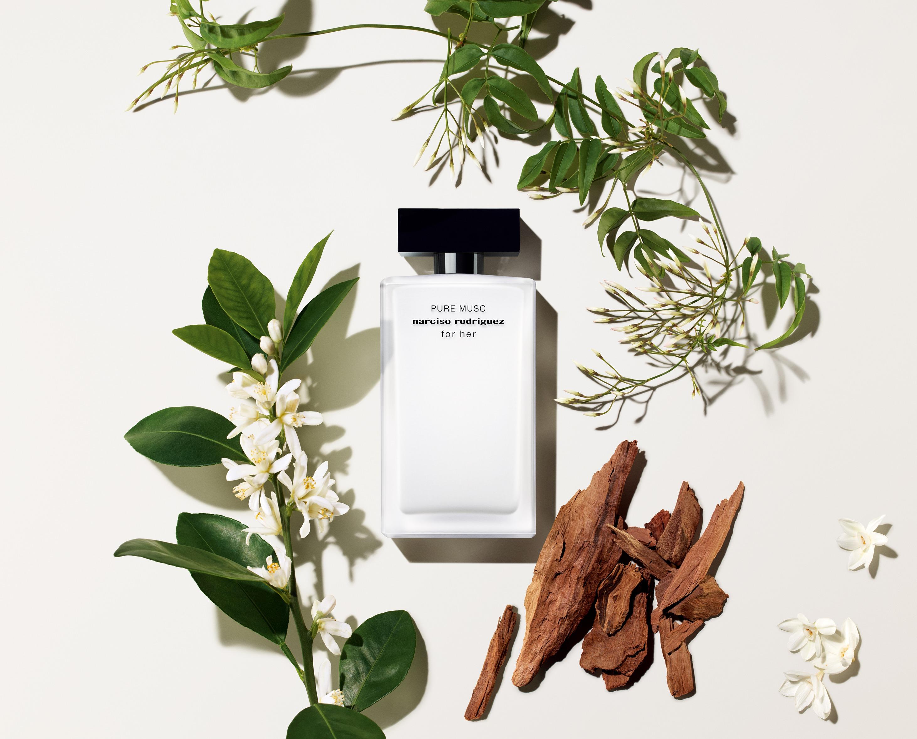 for her PURE MUSC淡香精 $510/30ml、$790/50ml、$1,050/100ml 麝香香氣被白花的花香若隱若現地提升起來,而喀什米爾木香則帶來溫暖的感覺,可配上一種或多種for her系列香氛一起使用。