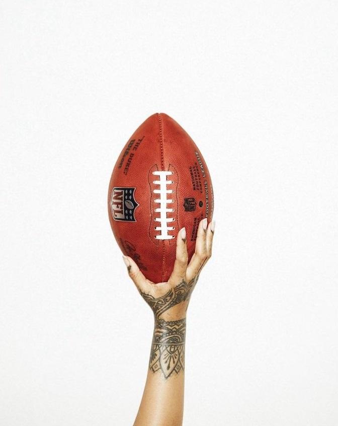 Rihanna手捧NFL專用球,宣布擔任嘉賓。