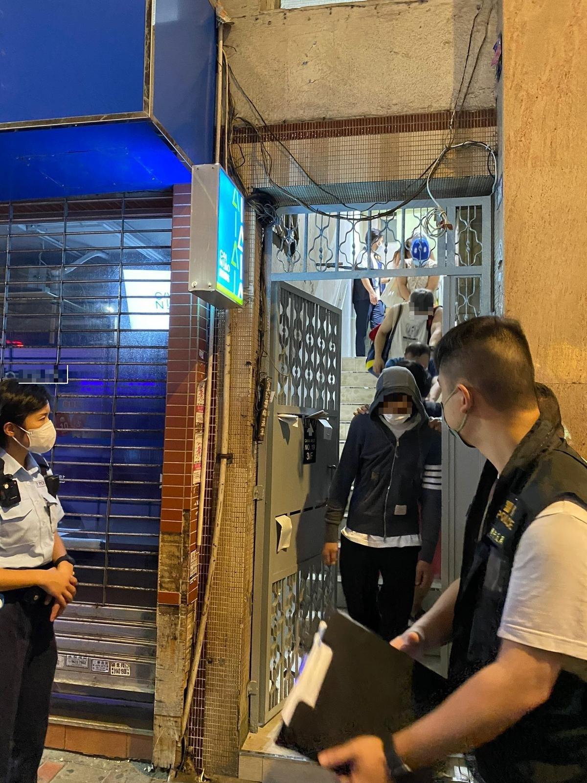 灣仔搗非法釣魚機賭檔拘9人 警揭3賭客被通緝