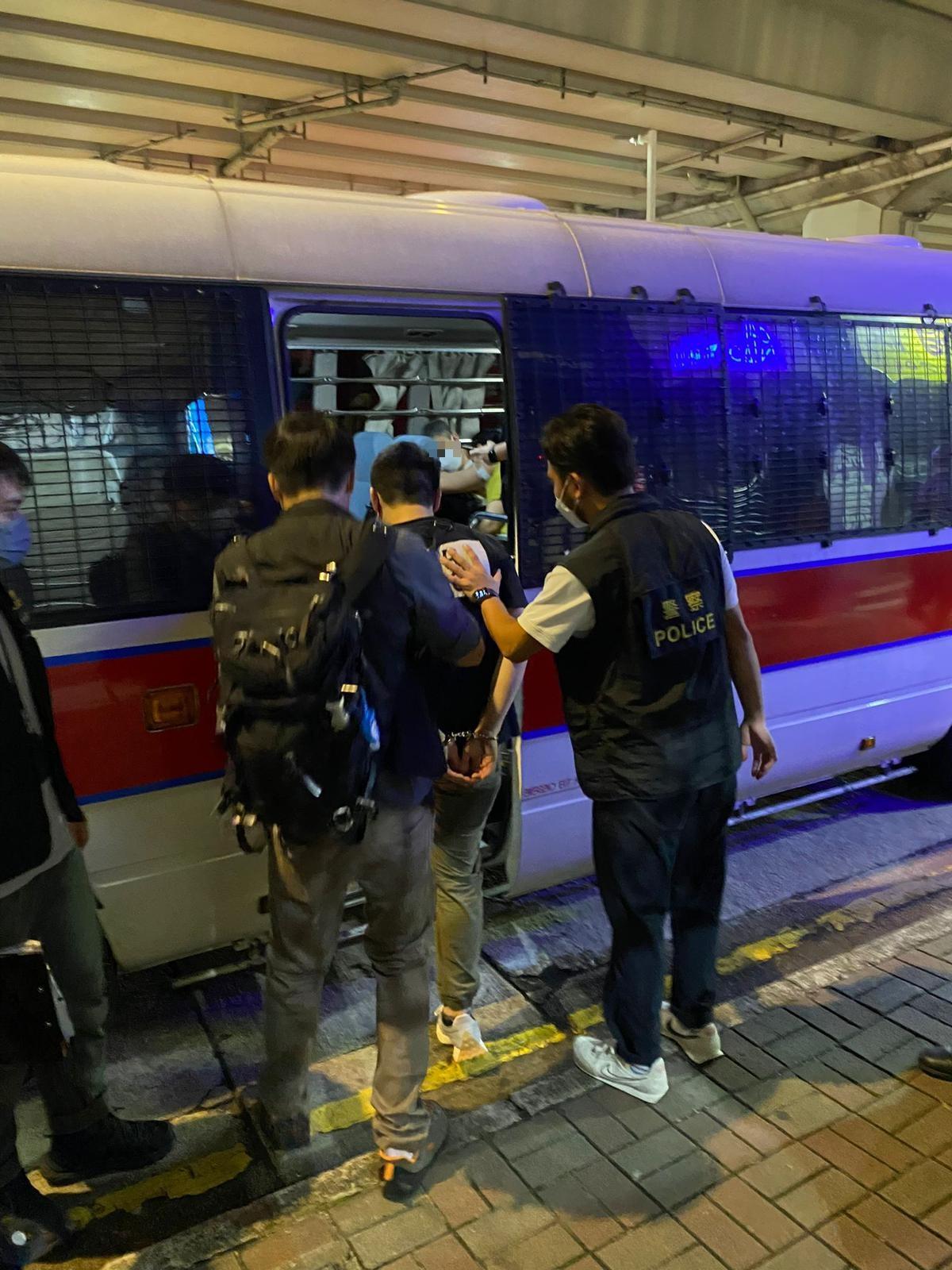 灣仔搗非法釣魚機賭檔拘9人 警揭3賭客被通緝