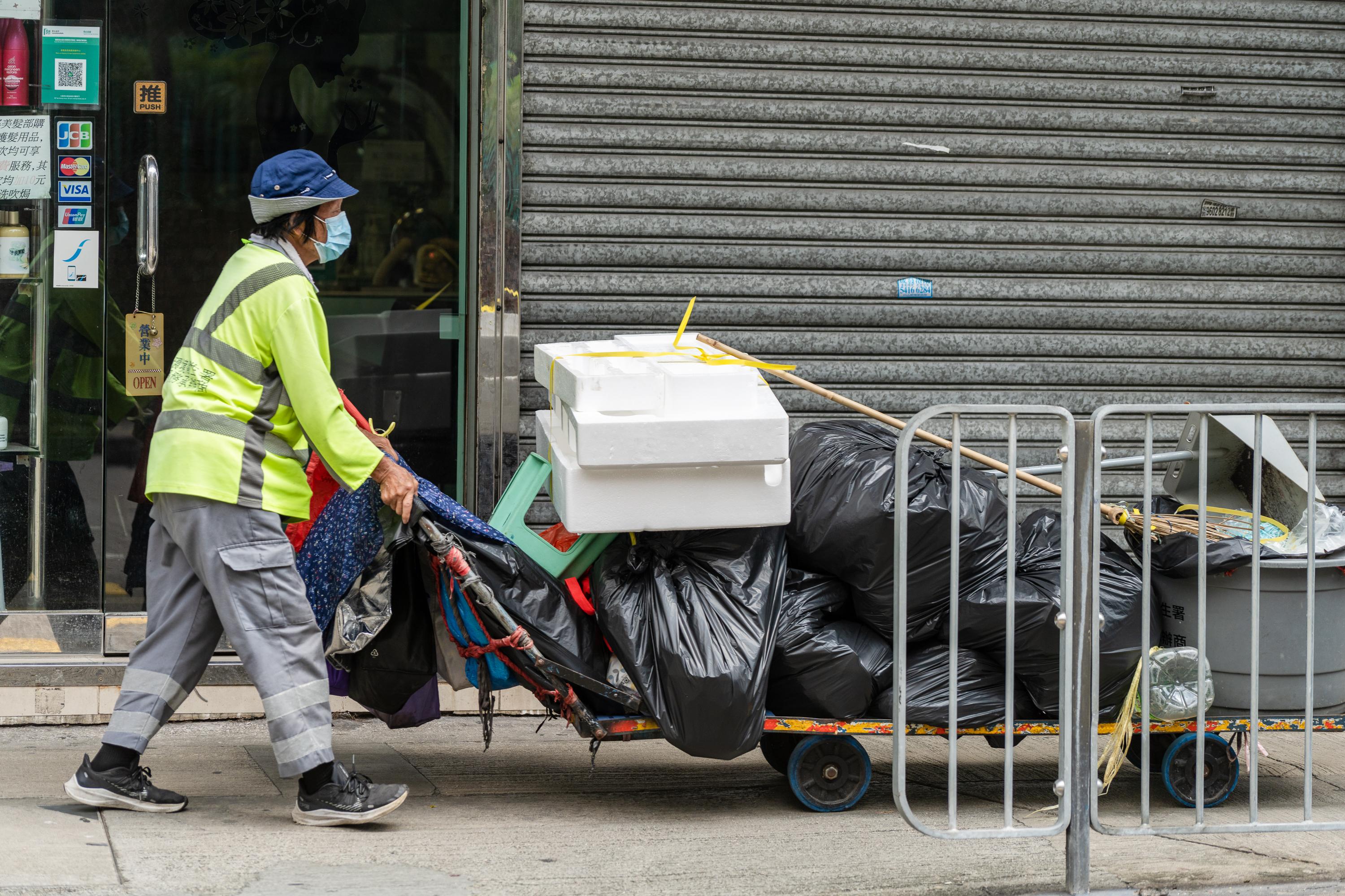 超過一半工友於過去兩個月的酷熱天氣下工作時,曾出現熱疾病症狀,包括頭暈、頭痛、呼吸困難,體力不支等。