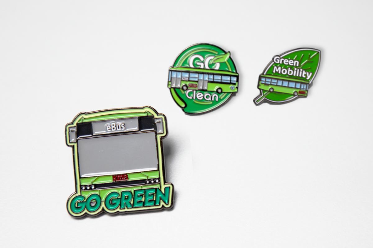電巴襟章一套三款,分別有電巴車頭和兩側的造型,並寫有「Go Green」、「Go Clean」和「Green Mobility」,代表它們環保、零排放和綠色運輸。