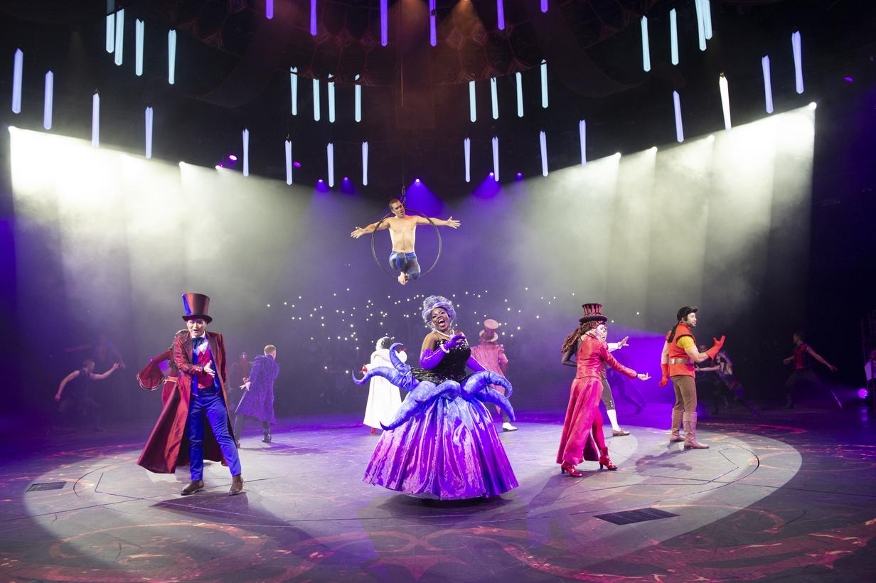 九月至十月:香港迪士尼誠邀賓客參加詭魅惡玩的萬聖節派對,齊齊惡 玩。一眾迪士尼惡人傾巢而出,帶領大家將最惡一面「晒」出嚟,反轉迪士尼。圈粉無數的歌舞匯演《惡人舞動迪士尼》更是萬聖節盛會中不容錯過的項目!