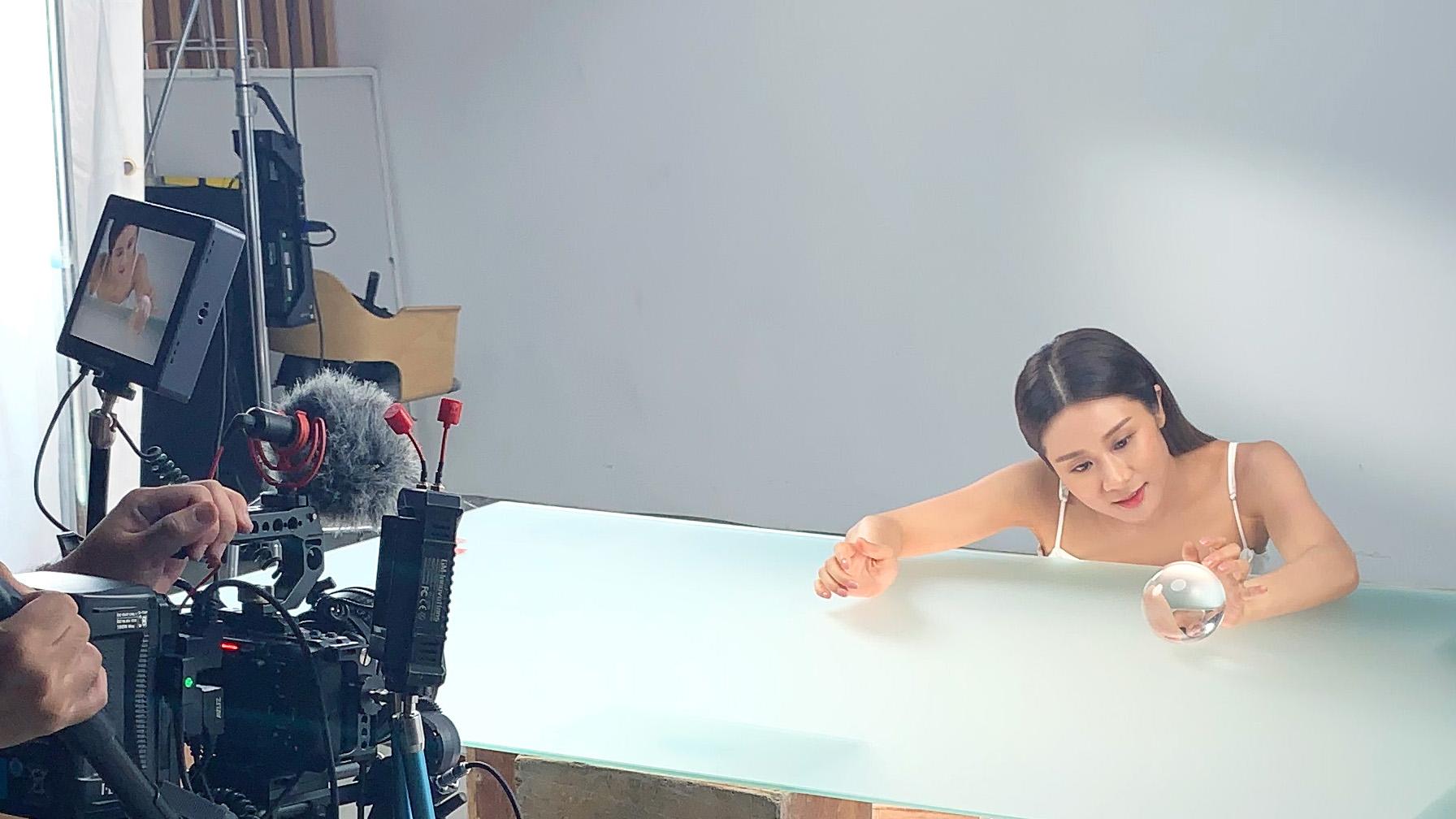 張嘉兒拍攝XEOMIN®廣告幕後花絮