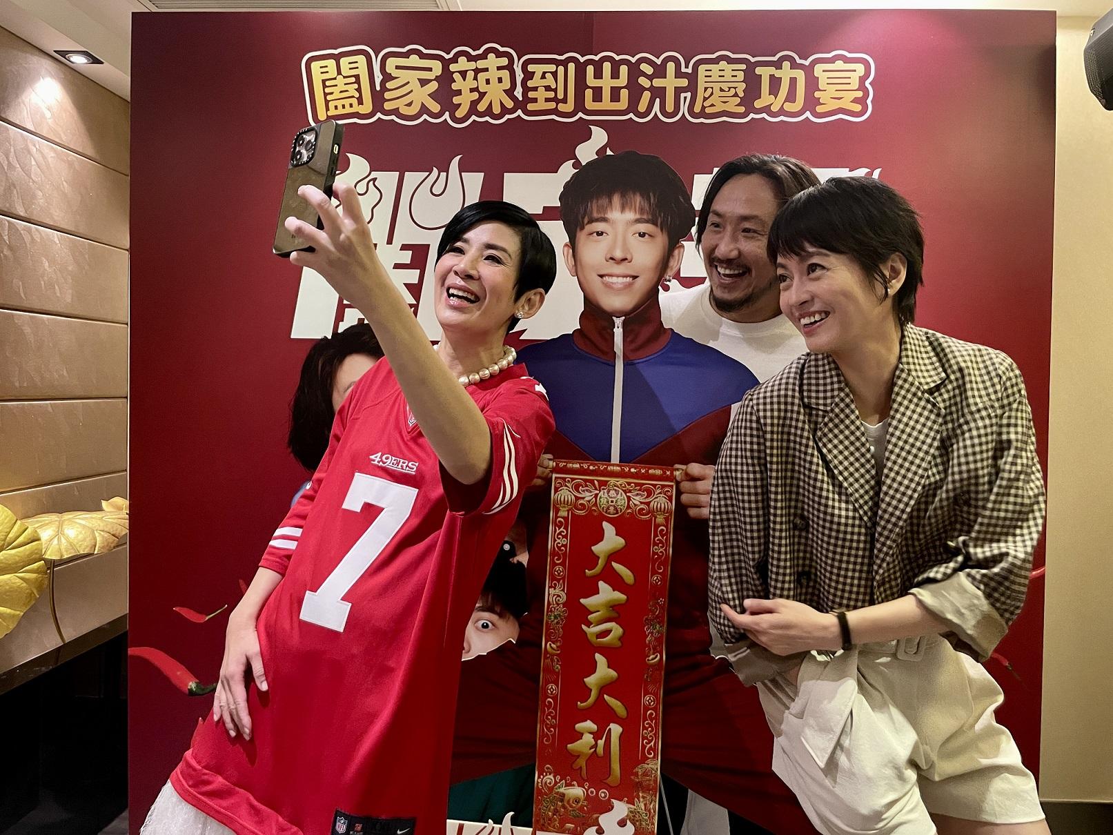 Edan因MIRROR停工缺席慶功宴,吳君如、鄭中基和梁詠琪惟有與紙牌公仔合照。