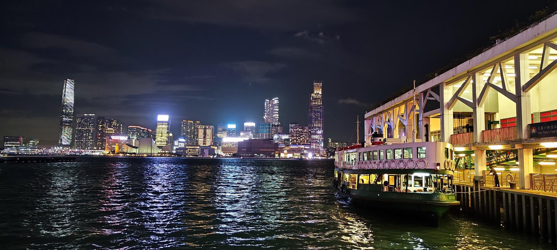 從灣仔碼頭,使用一般模式拍攝維港夜景。