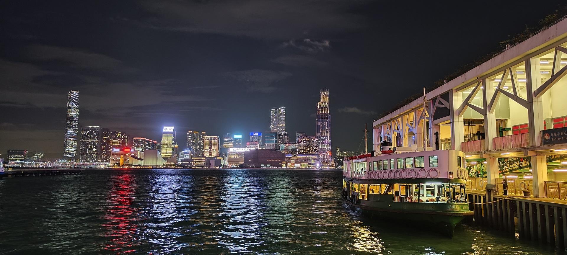 從灣仔碼頭,使用「夜景」模式拍攝維港夜景。
