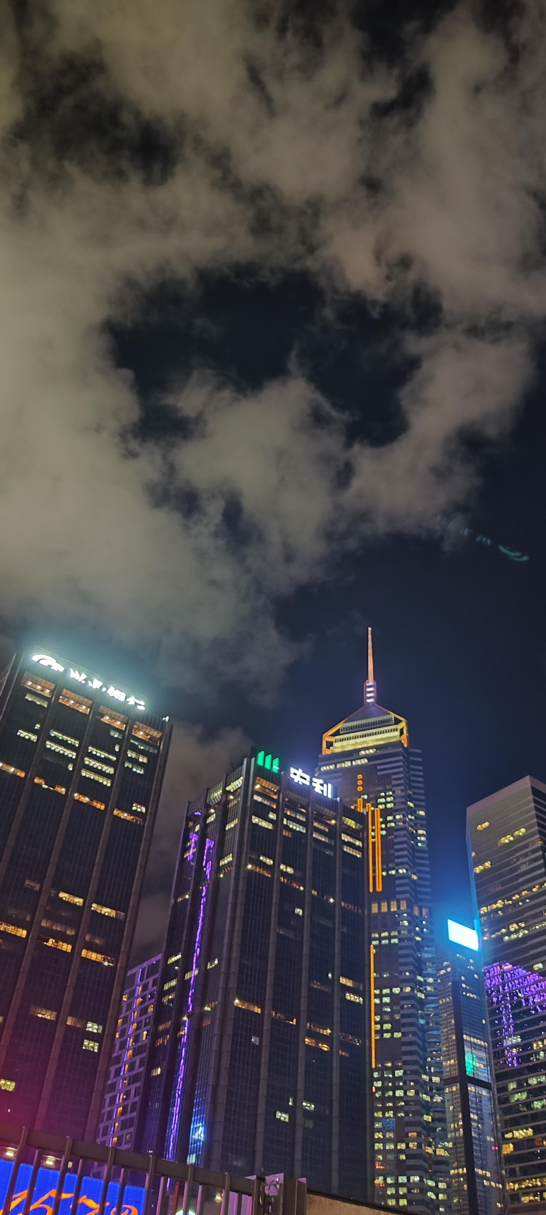 「夜景」模式拍攝灣仔一帶商廈,可見天台「宏利」招牌唔會過度曝光。