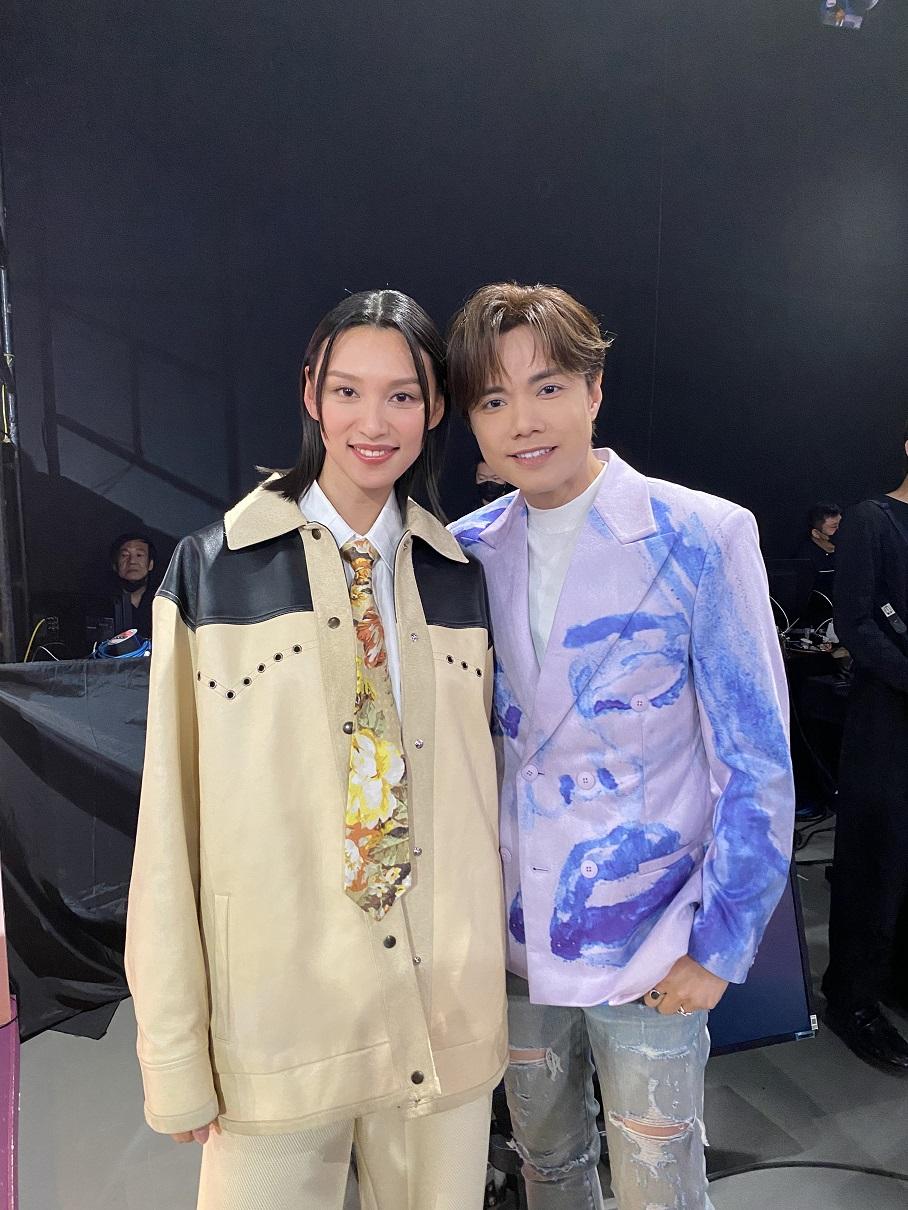 王丹妮與偶像張敬軒同擔任《尾二一屆口罩小姐選舉》評判。