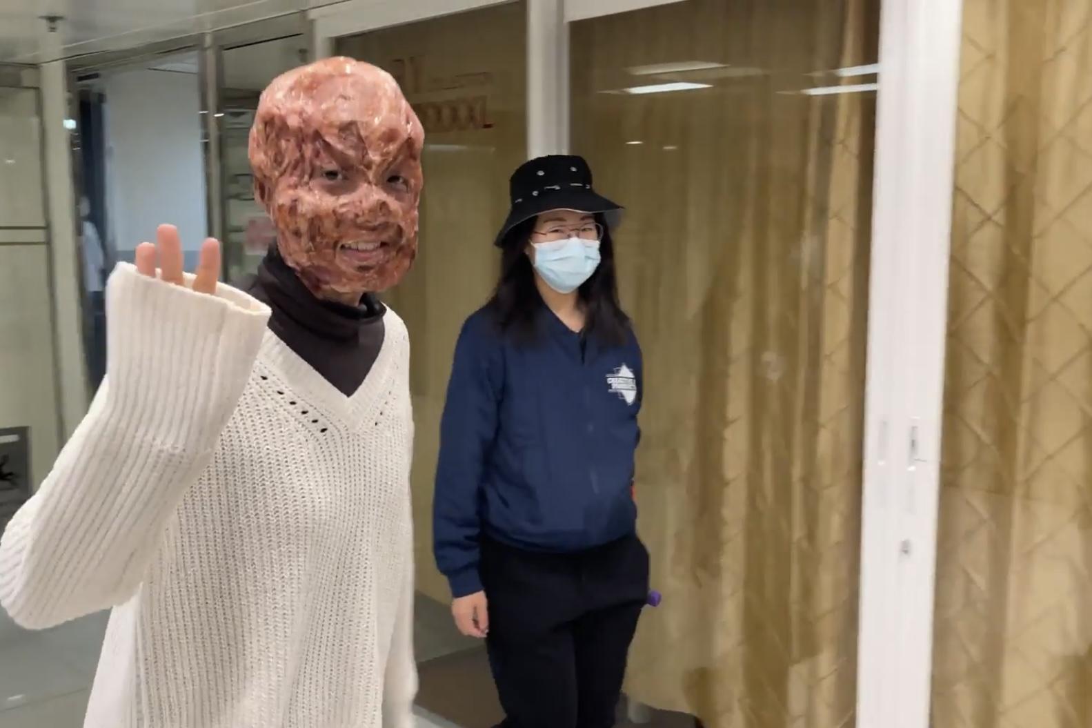 鍾雪瑩完成特技化妝,當她衝去洗手間時卻被櫥窗反映的自己嚇親。