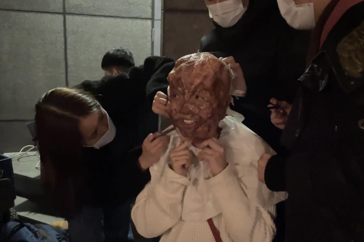 陳果導演對鍾雪瑩演出相當滿意,收工時她要由三位化妝師合力「卸妝」。