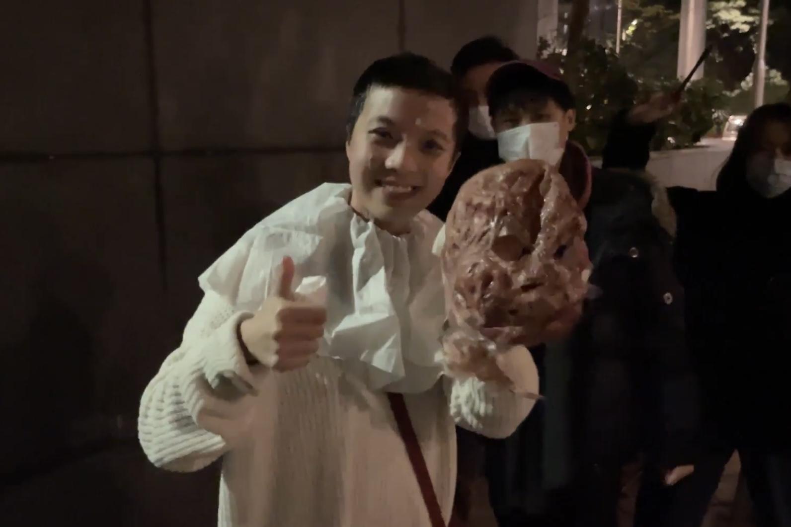 鍾雪瑩拿起毁容面具拍照紀念。