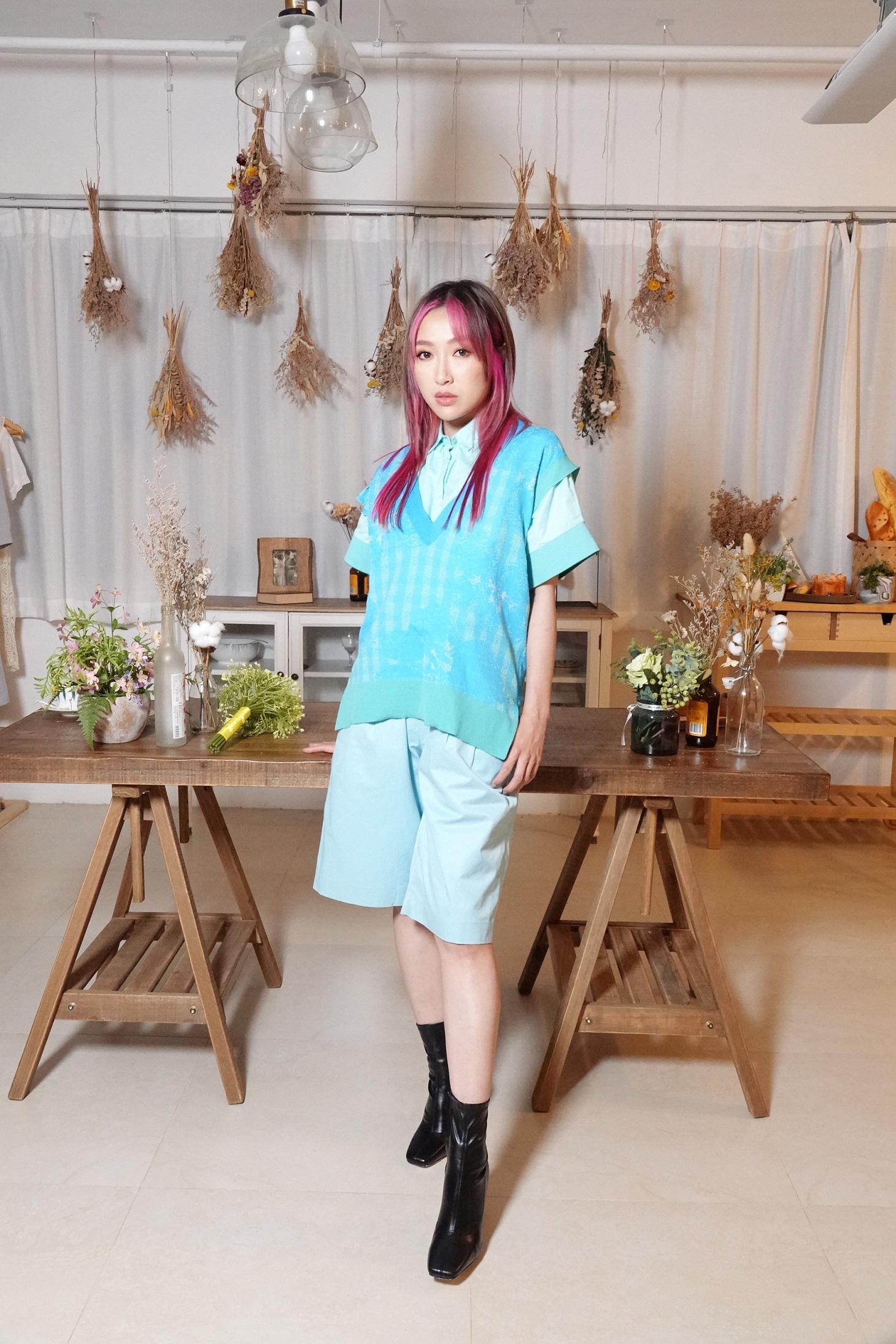 《人間英靈》實體碟賣斷市再加印,Mischa親身到唱片舖將CD上架。