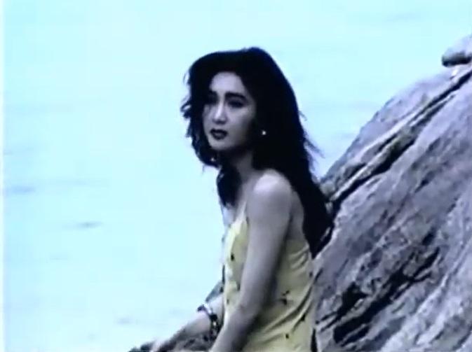 Irene當年還為劇集《火玫瑰》唱出主題曲《海潮》,成了她的首本名曲。