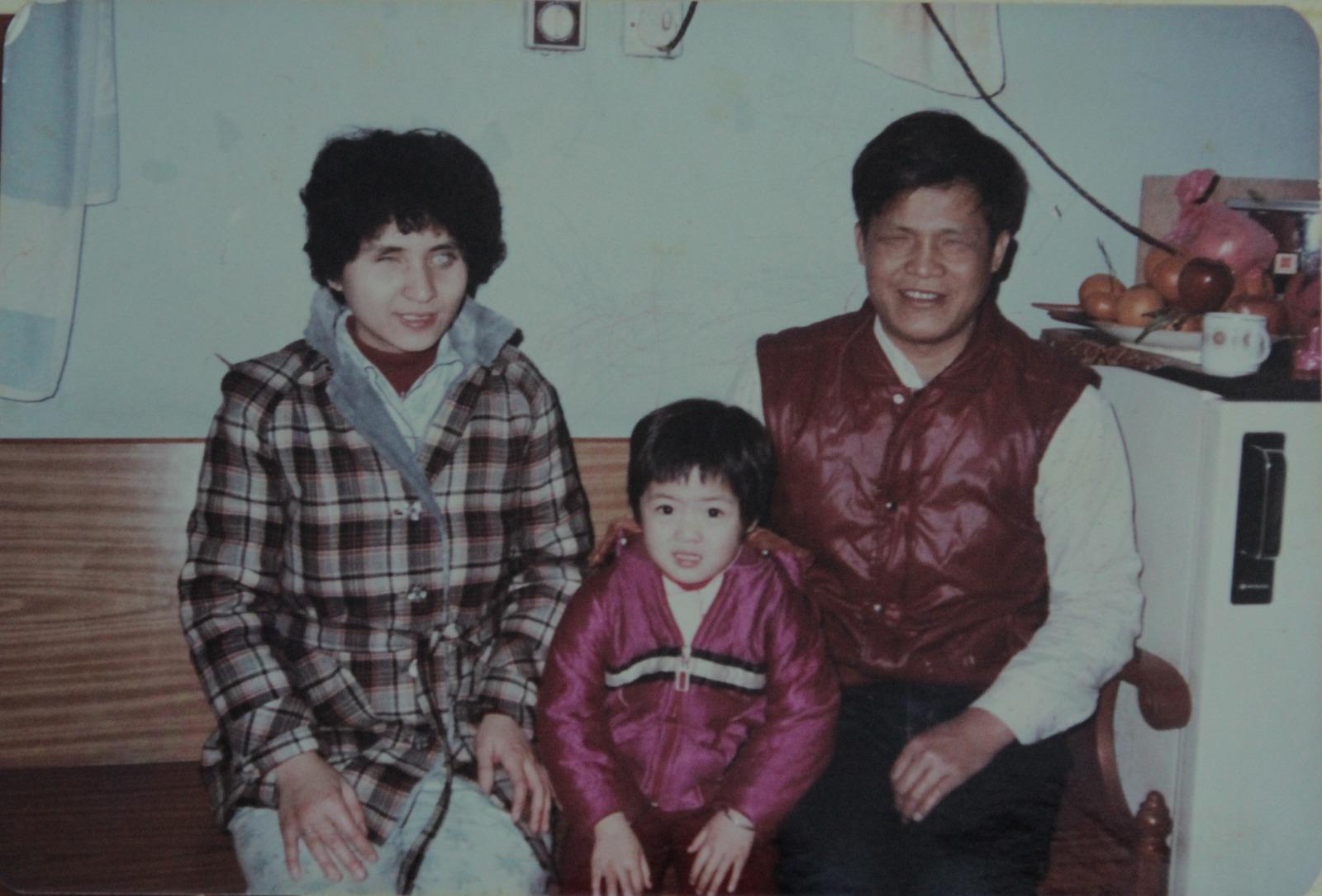 兒時的朱鳯嫻與失明父母合照。(受訪者提供)