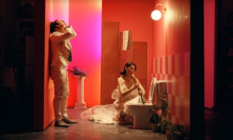 王丹妮大讚MV內容好貼地,她更有通馬桶場面。