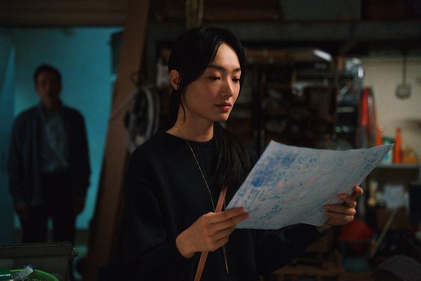 蔡思韵慨嘆,霓虹燈逐漸消逝,只成為香港曾經的美麗風景。(《燈火闌珊》劇照)