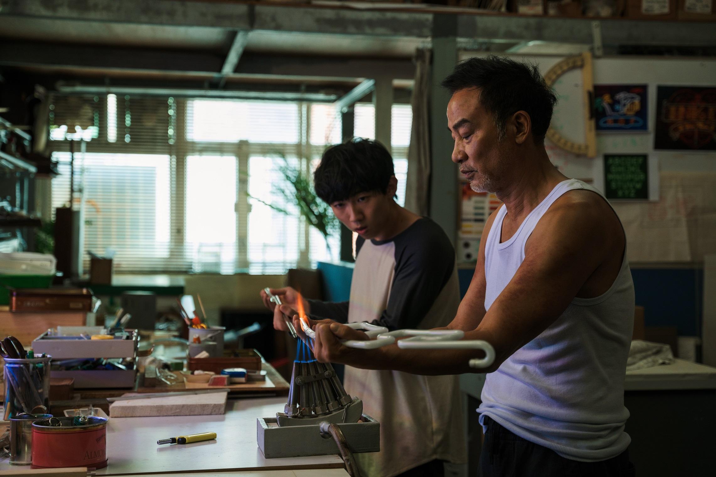 任達華形容街頭的霓虹燈,陪著香港起起跌跌。(《燈火闌珊》劇照)